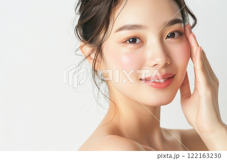 顔に手をあてる肌の綺麗な日本人女性（アジア人・白背景・背景なし）	 122163230
