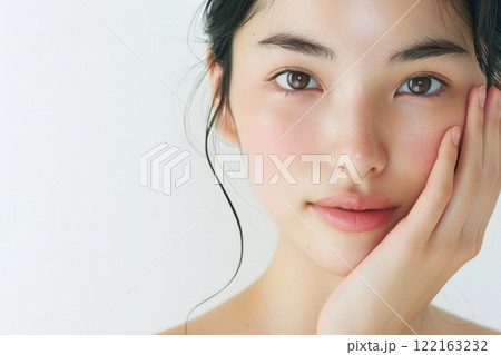 顔に手をあてる肌の綺麗な日本人女性（アジア人・白背景・背景なし）	 122163232