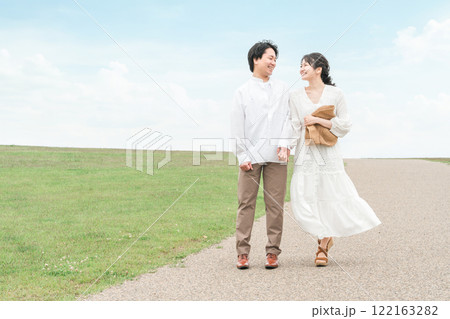 新婚旅行・ハネムーン・旅する恋人・カップル・夫婦のイメージ 新婚旅行・ハネムーン・旅する恋人・カップル・夫婦のイメージ 122163282