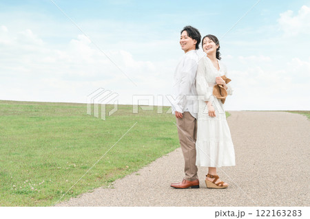 新婚旅行・ハネムーン・旅する恋人・カップル・夫婦のイメージ 122163283