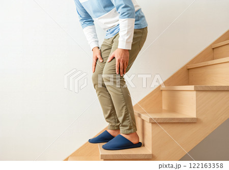 階段で膝が痛くなる中年男性 122163358