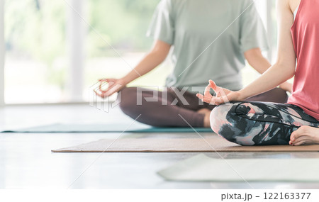 ヨガ教室・ピラティスでヨガを習う女性達の手元 122163377