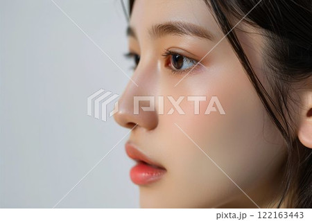 日本人女性の目元のパーツ写真（白背景・美肌・クローズアップ）	 122163443