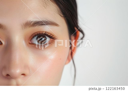 日本人女性の目元のパーツ写真(白背景・美肌・クローズアップ)	 日本人女性の目元のパーツ写真(白背景・美肌・クローズアップ)	 122163450