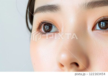 日本人女性の目元のパーツ写真（白背景・美肌・クローズアップ）	 122163454