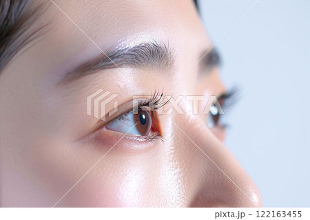 日本人女性の目元のパーツ写真(白背景・美肌・クローズアップ) 日本人女性の目元のパーツ写真(白背景・美肌・クローズアップ) 122163455