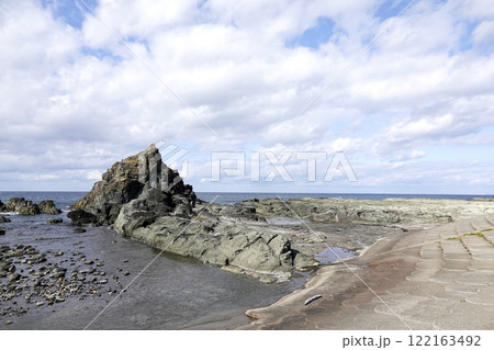 晴天の青空 日本海と千畳敷海岸の奇岩 晴天の青空 日本海と千畳敷海岸の奇岩 122163492