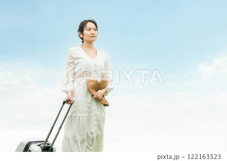 スーツケースを持って旅行をする女性(傷心旅行・ リトリート) スーツケースを持って旅行をする女性(傷心旅行・ リトリート) 122163523