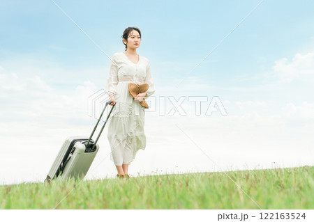 スーツケースを持って旅行をする女性(傷心旅行・ リトリート) スーツケースを持って旅行をする女性(傷心旅行・ リトリート) 122163524