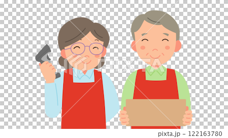 在配送中心工作的微笑的高級男女 122163780