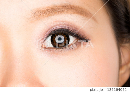 カラーコンタクトレンズを装着した女性の瞳クローズアップ カラーコンタクトレンズを装着した女性の瞳クローズアップ 122164052