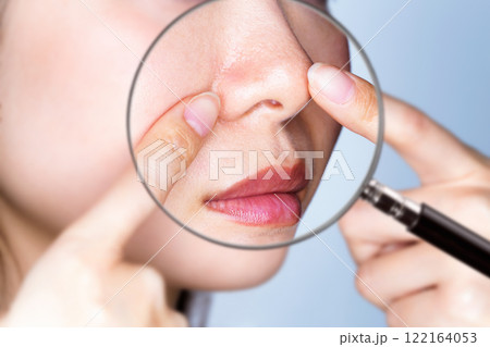 ルーペで女性の鼻を拡大している。 122164053