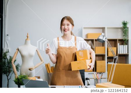 Small business entrepreneur SME freelance woman working at home office, BOX,tablet and laptop online, marketing, packaging 122164152