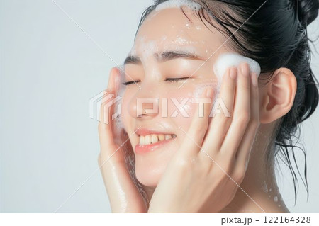 洗顔をする肌の綺麗な日本人女性（スキンケア・美肌・モデル）	 122164328