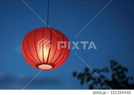 夕暮れに浮かぶ提灯　AI画像 122164430