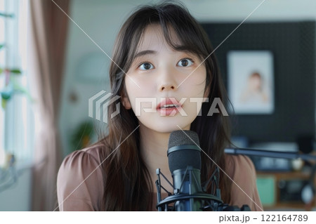 部屋で配信コンテンツの撮影をする日本人女性(ライブ配信・YouTube・クリエイター) 部屋で配信コンテンツの撮影をする日本人女性(ライブ配信・YouTube・クリエイター) 122164789