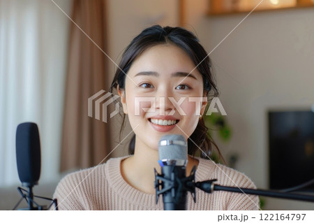 部屋で配信コンテンツの撮影をする日本人女性(ライブ配信・YouTube・クリエイター) 部屋で配信コンテンツの撮影をする日本人女性(ライブ配信・YouTube・クリエイター) 122164797