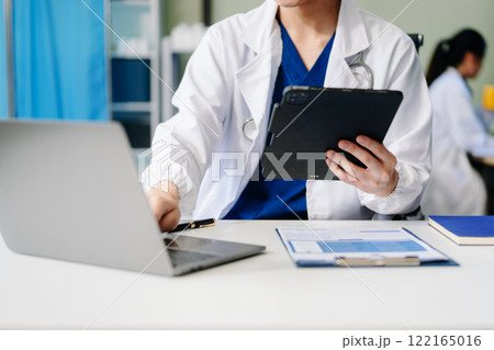 Medicine doctor hand working with modern digital tablet computer interface 122165016