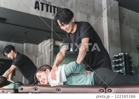 マッサージをするスポーツ整体師・スポーツトレーナーの男性 マッサージをするスポーツ整体師・スポーツトレーナーの男性 122165166