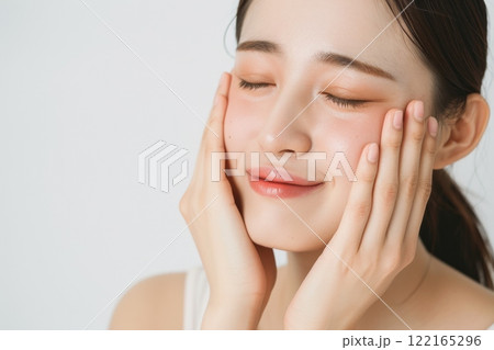素肌の綺麗な日本人メイクモデルのポートレート（白背景・美肌・透明感） 122165296