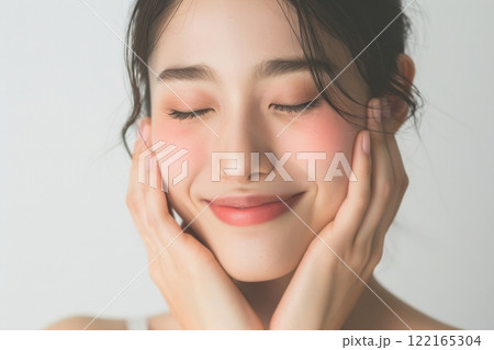 素肌の綺麗な日本人メイクモデルのポートレート（白背景・美肌・透明感） 122165304