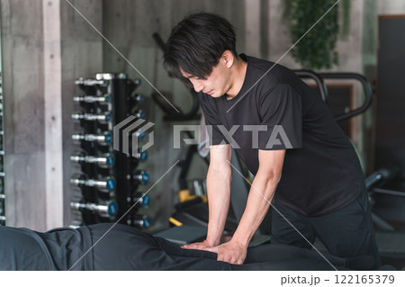 スポーツ整体を受ける男性と施術するメディカルトレーナー・柔道整復師(ふくらはぎ) スポーツ整体を受ける男性と施術するメディカルトレーナー・柔道整復師(ふくらはぎ) 122165379
