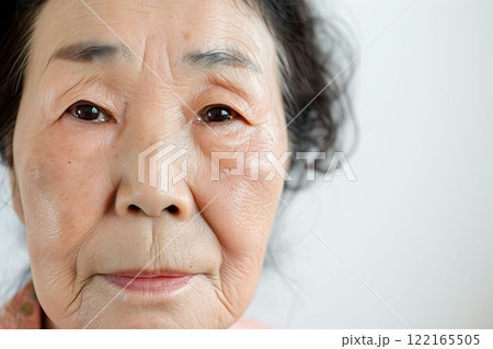 皺・たるみ・しみに悩むおばあさん（眼瞼下垂・目の下のふくらみ・整形・若返り）	 122165505