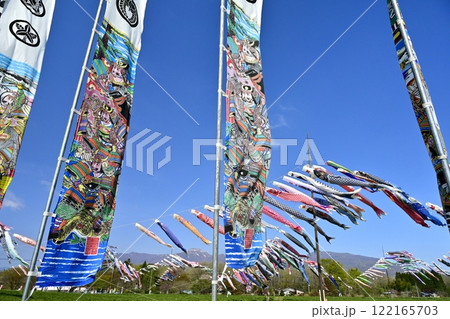鯉のぼりと武者幟に那須連山 鯉のぼりと武者幟に那須連山 122165703