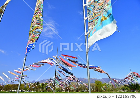 鯉のぼりと武者幟に那須連山 鯉のぼりと武者幟に那須連山 122165706