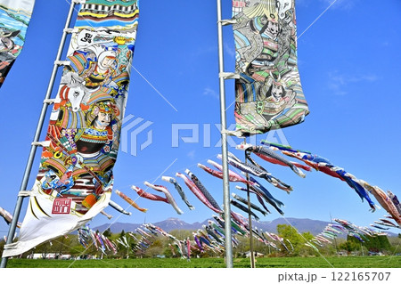 鯉のぼりと武者幟に那須連山 122165707