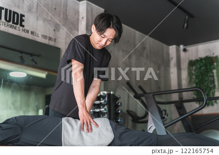 スポーツ整体を受ける男性と施術するメディカルトレーナー・柔道整復師（腰） 122165754