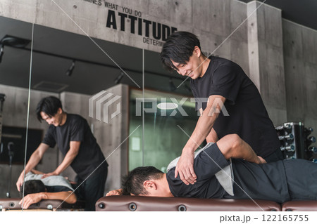 マッサージをするスポーツ整体師・スポーツトレーナーの男性（肩・肩甲骨） 122165755