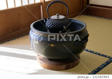 鉄瓶が乗った丸火鉢 122165903