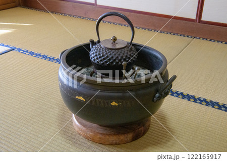 鉄瓶が乗った丸火鉢 122165917