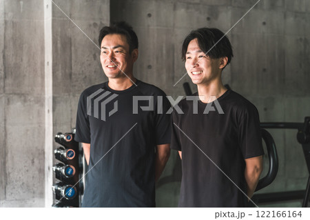 スポーツジムにいるスポーツトレーナー・インストラクター 122166164