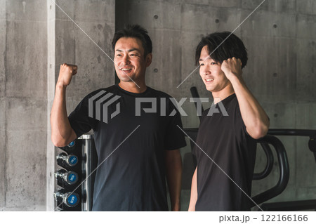 スポーツジムにいるスポーツトレーナー・インストラクター 122166166