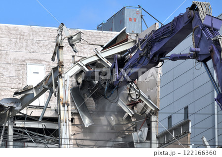 工場の解体現場 大割圧搾機の作業風景 工場の解体現場 大割圧搾機の作業風景 122166360