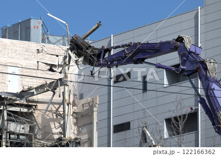 工場の解体現場　大割圧搾機の作業風景 122166362