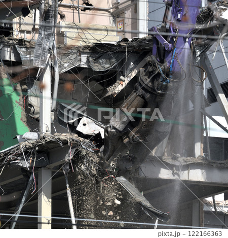 工場の解体現場 大割圧搾機の作業風景 工場の解体現場 大割圧搾機の作業風景 122166363