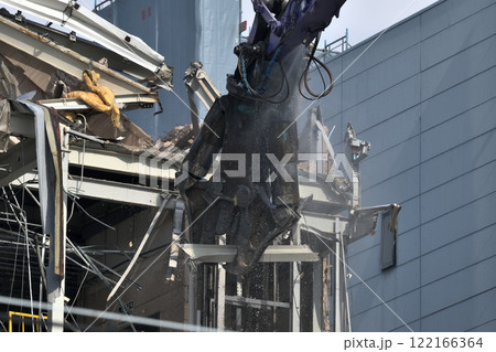 工場の解体現場　大割圧搾機の作業風景 122166364