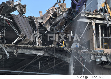 工場の解体現場　大割圧搾機の作業風景 122166398