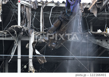 工場の解体現場 大割圧搾機の作業風景 工場の解体現場 大割圧搾機の作業風景 122166401