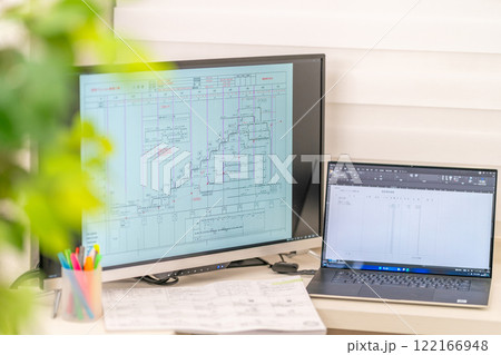 工事工程表を説明する男性一級建築士　ネットワーク工程表　工事監理 122166948