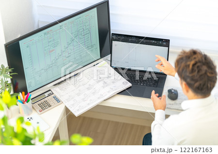 工事工程表を説明する男性一級建築士　ネットワーク工程表　工事監理 122167163