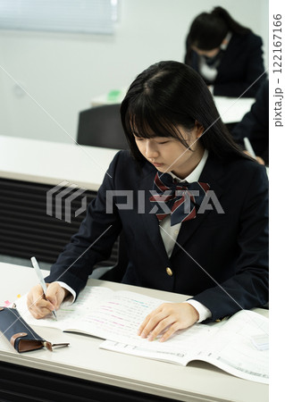 学習塾の高校生 122167166