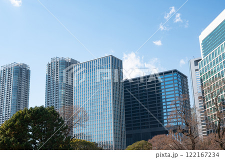 青空に映える汐留の高層ビル群 122167234