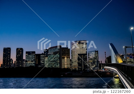 隅田川から見た中央区のビルの夕景 隅田川から見た中央区のビルの夕景 122167260