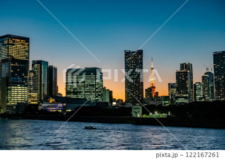 隅田川から見た中央区のビルの夕景 122167261