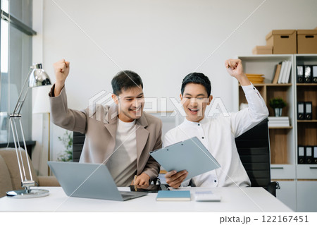 Young Asian business team creative businesspeople coworker, teamwork celebrating achievement Young Asian business team creative businesspeople coworker, teamwork celebrating achievement 122167451