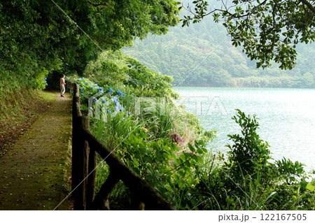 長崎県雲仙市　おしどりの池の遊歩道の景色 122167505